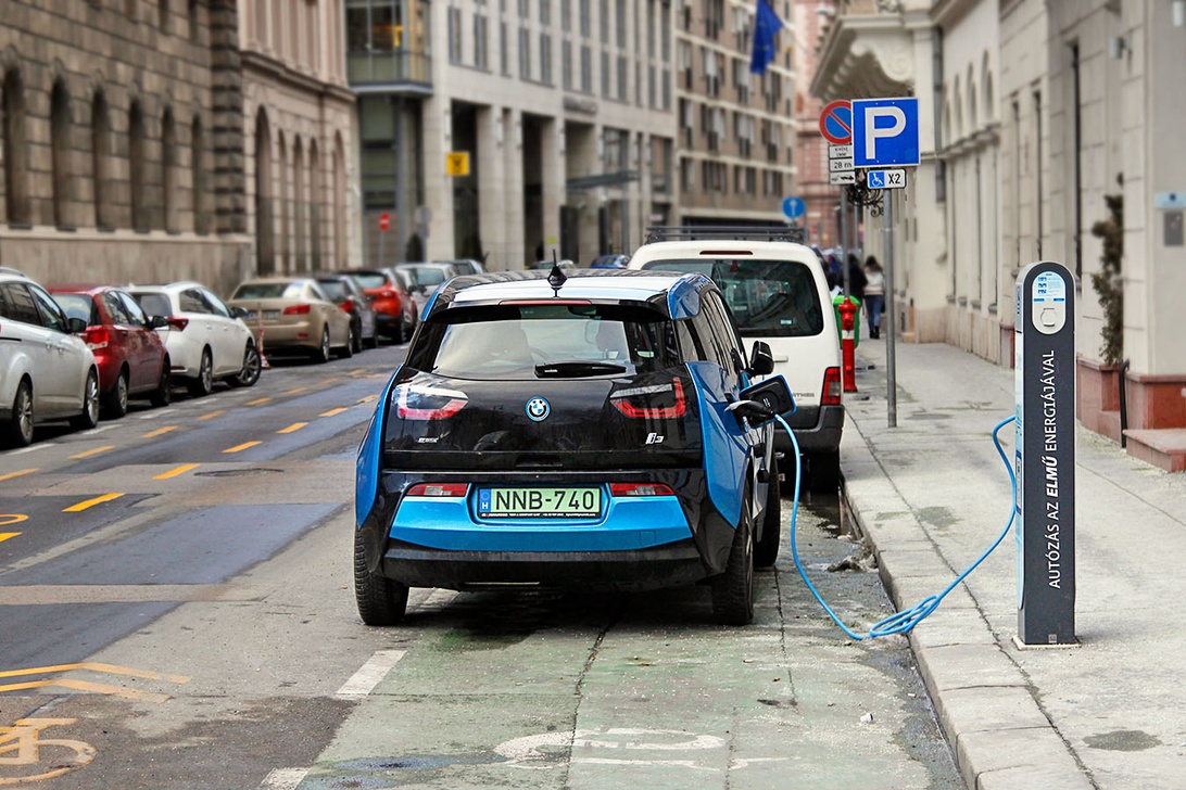 En MG4 Electric som laddas i ett snöigt landskap.