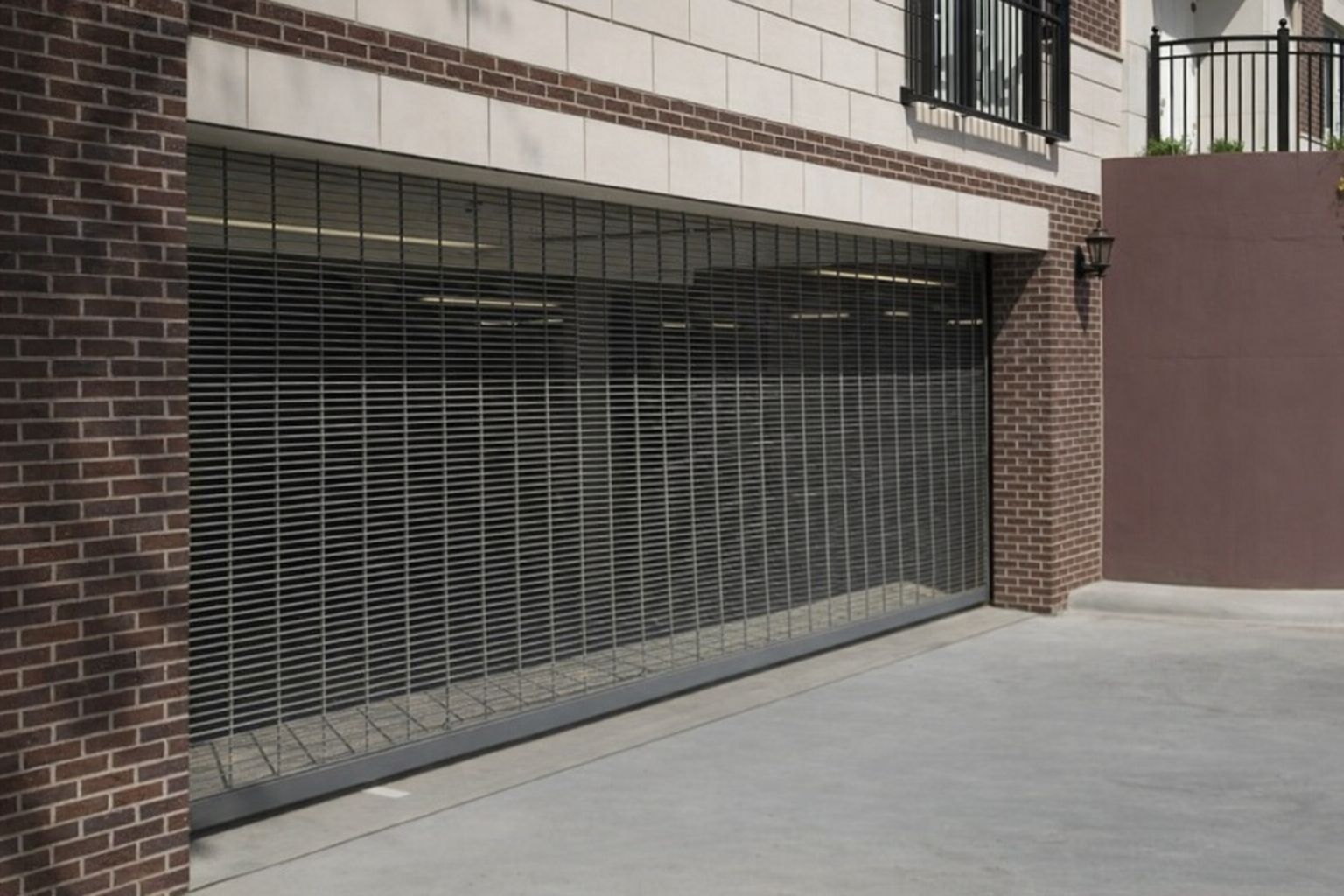 Metallgrind till garage under tegelbyggnad, visar säker parkering.